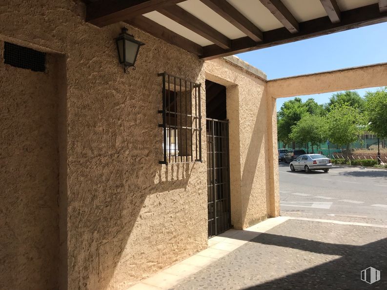 Local en venta en Calle Ronda del Mediodía, 9, Chinchón, Madrid, 28370 con puerta, coche, ventana, planta, rueda, sombra, árbol, madera, superficie de carretera y edificio alrededor