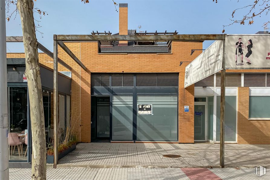 Oficina en venta en Calle Isabel de Farnesio, 2, Boadilla del Monte, Madrid, 28660 con edificio, ventana, puerta, cielo, sombra, madera, barrio, pared, zona residencial y fachada alrededor