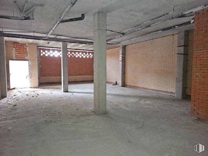 Retail for sale & for rent at Calle Juan Genovés, Torrejón de Ardoz, Madrid, 28850 with door, floor, flooring, ceiling, composite material, brickwork, column, concrete, brick and building material around