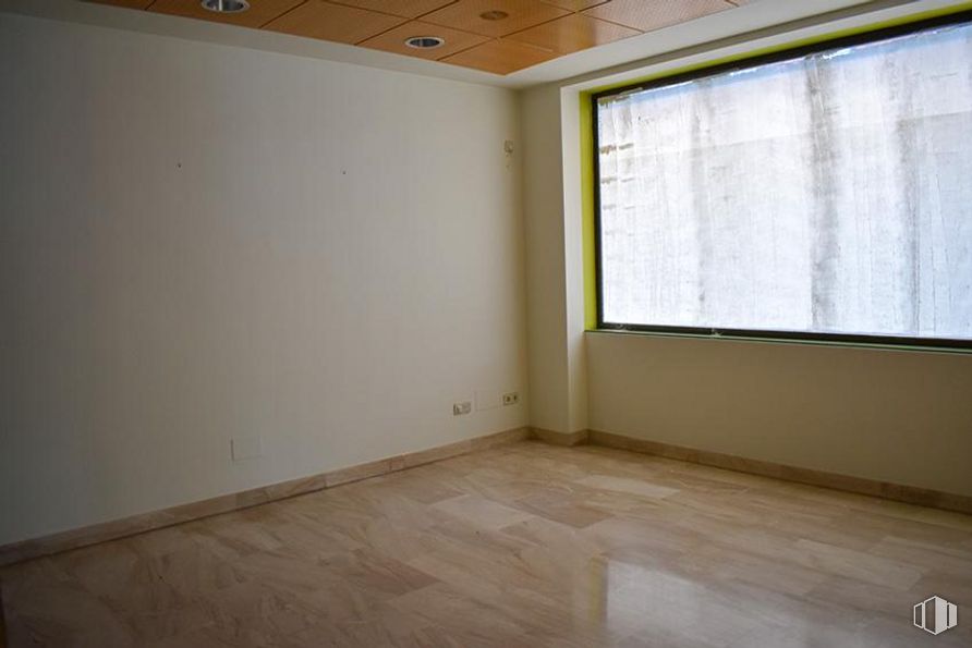 Local en alquiler y venta en Calle Burgohondo, Ávila, 05002 con ventana, madera, accesorio, sombra, interiorismo, suelo, suelos, pared, tinte para madera y madera dura alrededor