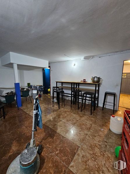 Local en venta en Avenida Plaza Toros, Carabanchel, Madrid, 28025 con mesa, silla, taburete, equipaje y bolsos, edificio, madera, suelos, hall, suelo y casa alrededor