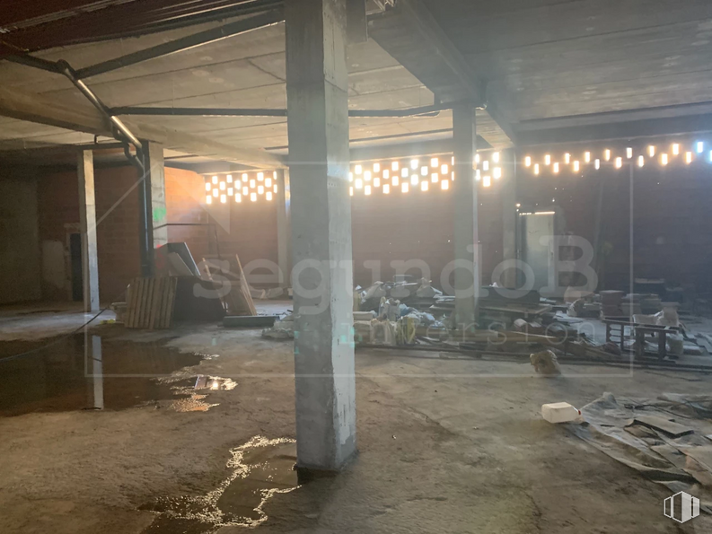 Retail for sale at Calle Ventanilla, 8, Colmenarejo, Madrid, 28270 with wood, gas, electricity, tints and shades, building, shade, city, beam, event and metal around