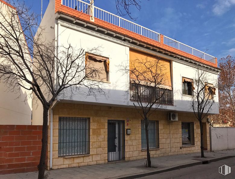 Retail for rent at Calle Valdemoro, 8, San Martín de la Vega, Madrid, 28330 with window, building, door, sky, property, fixture, cloud, tree, neighbourhood and plant around