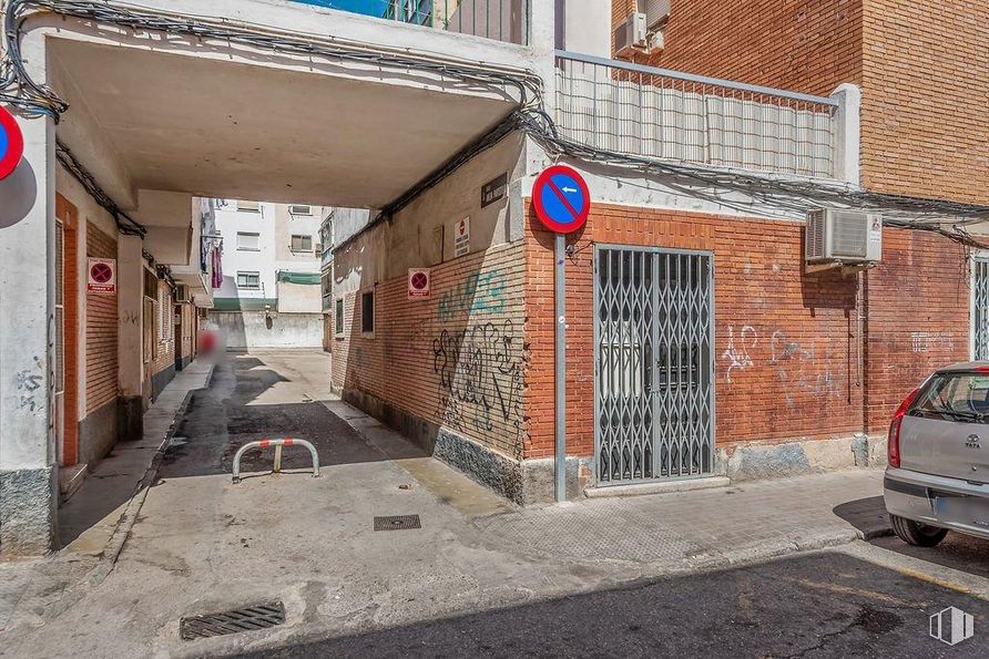 Local en venta en Calle Ancha, Aranjuez, Madrid, 28300 con coche, puerta, ventana, edificio, matrícula del vehículo, vehículo, infraestructura, superficie de la carretera, vehículo de motor y asfalto alrededor