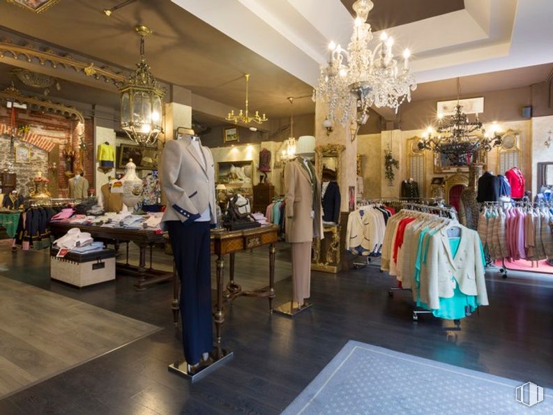 Retail for sale at Paseo Imperial, Arganzuela, Madrid, 28005 with outerwear, pants, lighting, chandelier, clothing, retail, interior design, boutique, light fixture and outlet store around