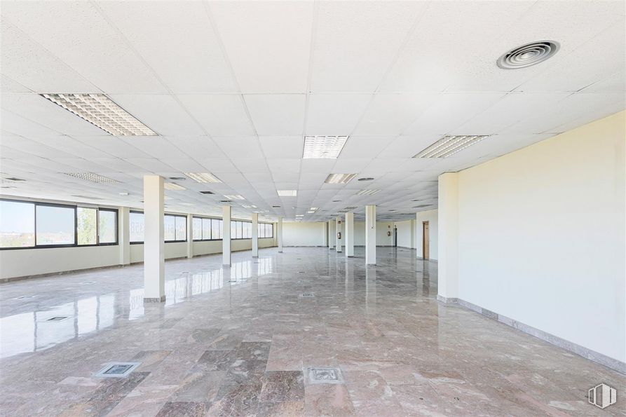 Office for rent at Calle Isla de Sicilia, Fuencarral - El Pardo, Madrid, 28034 with light fixture, lighting, fixture, hall, flooring, floor, ceiling, space, glass and art around