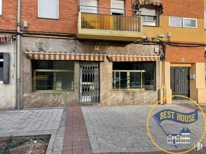 Local en alquiler en Paseo San Antonio, Cuenca, 16003 con ventana, propiedad, edificio, accesorio, arquitectura, puerta, madera, diseño urbano, superficie de la carretera y ladrillo alrededor