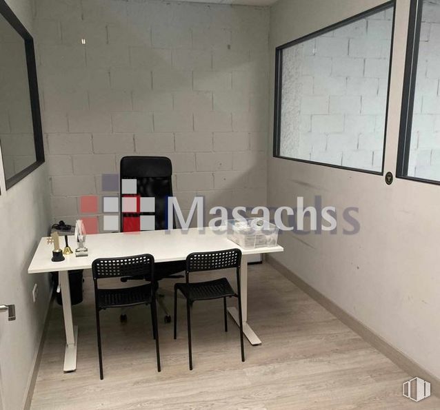 Nave en alquiler y venta en Zona industrial, Villaverde, Madrid, 28021 con silla, mesa, mueble, edificio, interiorismo, suelo, suelos, madera, accesorio y rectángulo alrededor