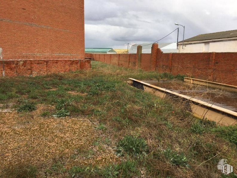 Industrial for sale at Calle Cerro Molino, Tresjuncos, Cuenca, 16422 with building, cloud, plant, sky, land lot, brickwork, wood, grass, brick and residential area around