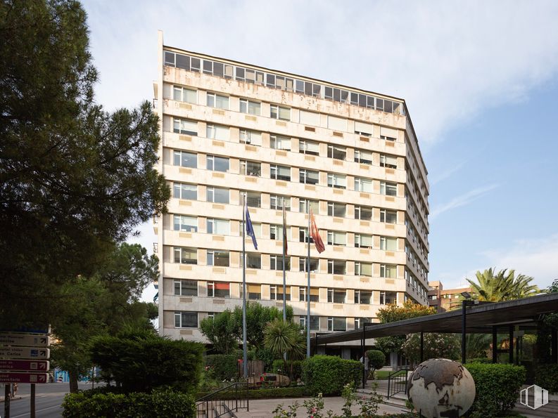 Retail for sale at Calle Julián Romea, 2, Chamberí, Madrid, 28003 with building, sky, daytime, property, plant, cloud, window, tree, tower block and urban design around