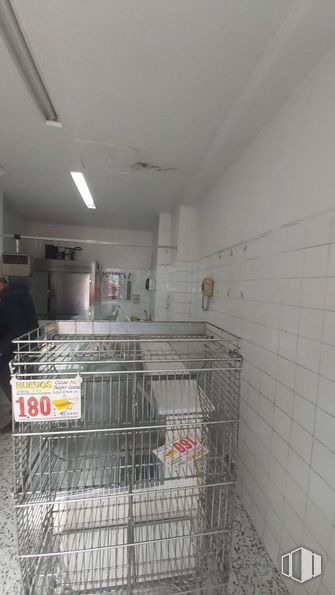 Local en venta en Zona Elipa, Ciudad Lineal, Madrid, 28017 con electrodoméstico, persona, piso, suministro de mascotas, suelo, material compuesto, gas, malla, metal y hormigón alrededor