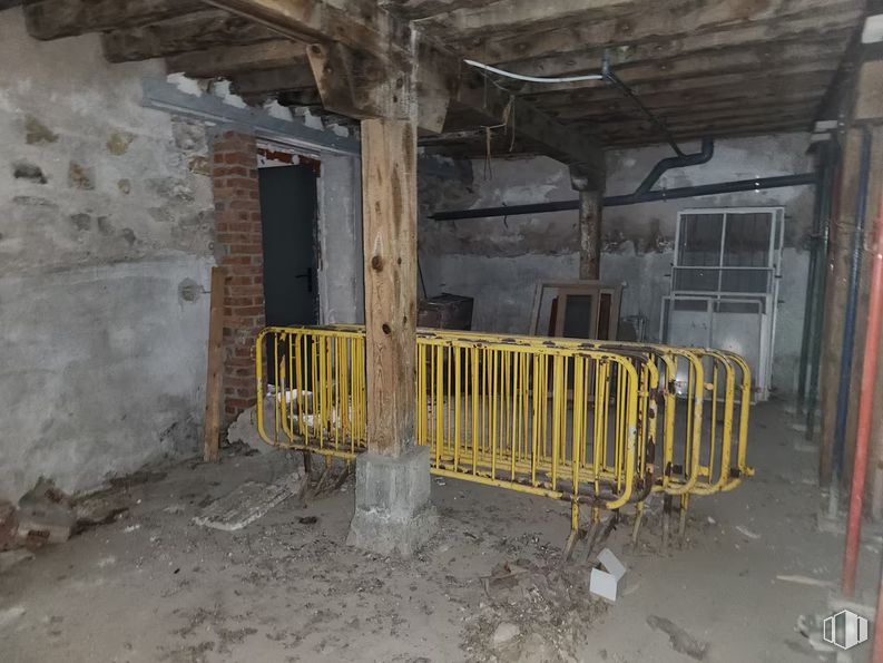 Retail for sale at Calle Alfonso VI, Sigüenza, Guadalajara, 19250 with wood, architecture, house, building, floor, beam, gas, ceiling, urban area and concrete around