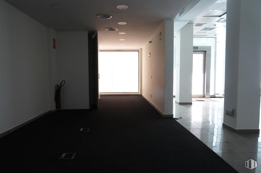 Local en alquiler en Zona San Isidro, Alcalá de Henares, Madrid, 28807 con accesorio, edificio, madera, interiorismo, suelo, sombra, hall, suelos, propiedad material y inmobiliario alrededor