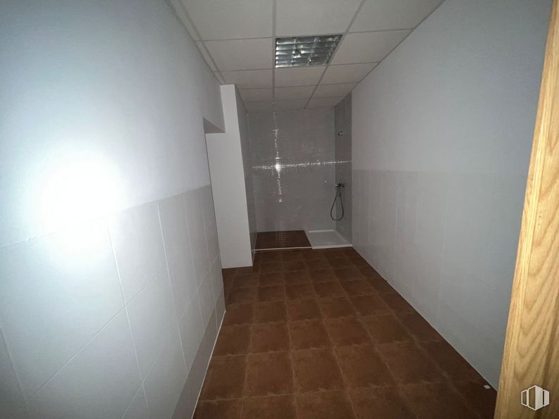 Retail for rent at Calle Victoria, Quintanar de la Orden, Toledo, 45800 with fixture, flooring, floor, hall, wood, ceiling, space, symmetry, plaster and composite material around