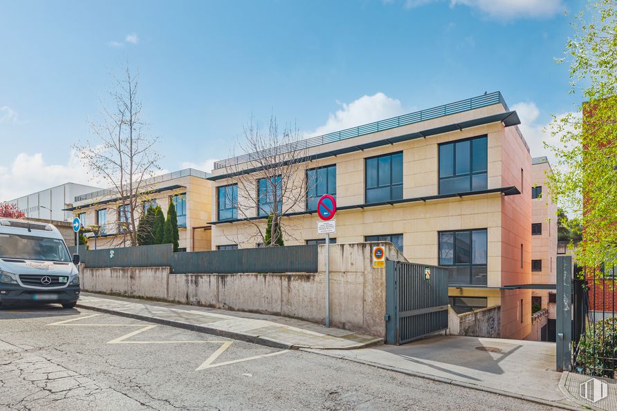 Office for sale at Calle Pollensa, 3, Las Rozas de Madrid, Madrid, 28230 with window, van, car, building, cloud, sky, plant, vehicle registration plate, tree and vehicle around