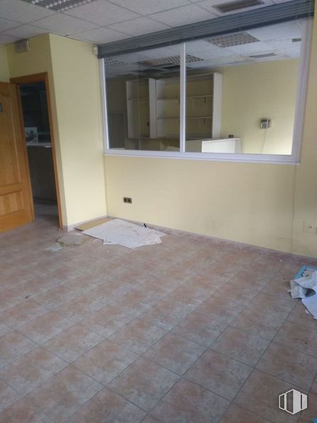 Retail for sale at Plaza Ramón y Cajal, Azuqueca de Henares, Guadalajara, 19200 with door, mirror, fixture, building, tile flooring, wood, flooring, floor, hall and composite material around