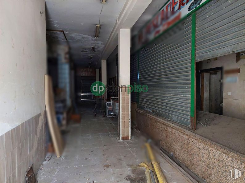 Retail for sale at Calle Constitución, Guadalajara, 19003 with door, building, fixture, composite material, gas, city, concrete, road, machine and brick around