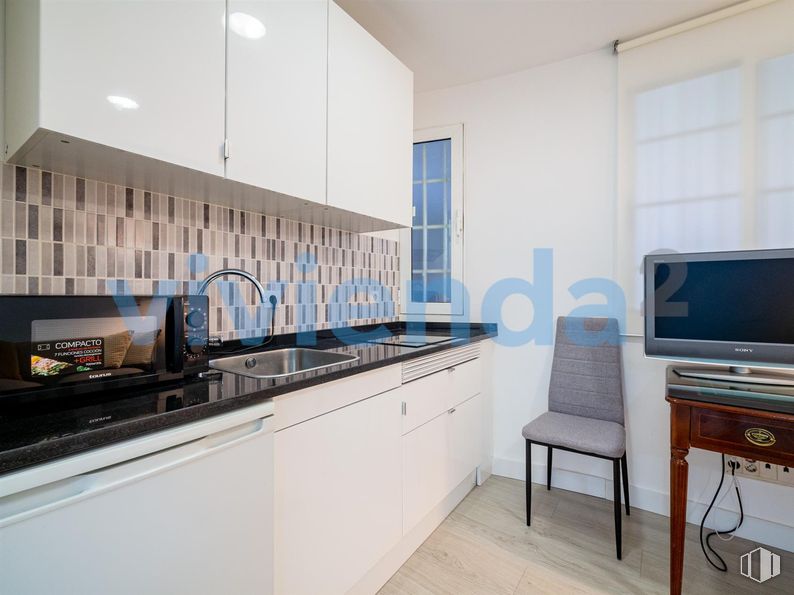 Oficina en venta en Calle Drácena, Chamartín, Madrid, 28016 con televisión, silla, ebanistería, escritorio, encimera, ventana, electrodoméstico, mesa, mueble y propiedad alrededor