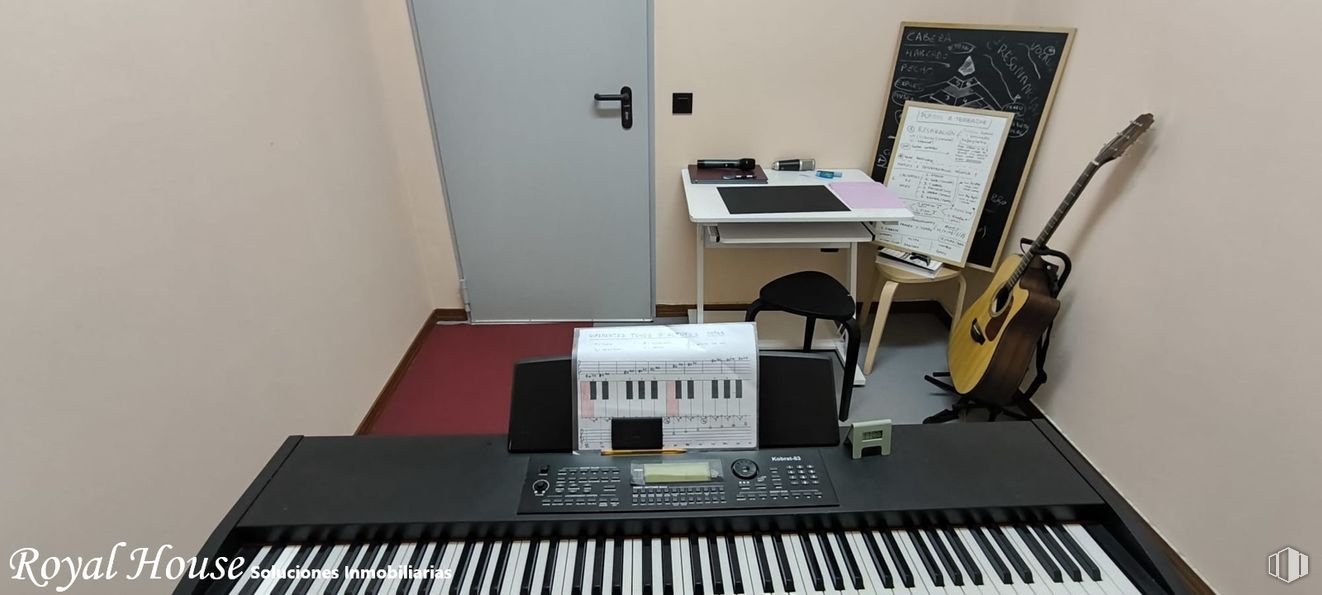 Local en venta en Calle Madroños, Collado Villalba, Madrid, 28400 con puerta, guitarra, instrumento musical, piano, escritorio, mesa, silla, dispositivo electrónico, tecnología y teclado alrededor