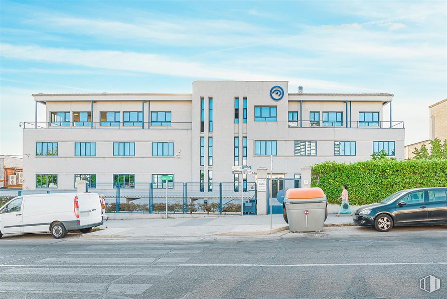 Oficina en alquiler en Calle La Granja, 30, Alcobendas, Madrid, 28100 con camioneta, coche, edificio, contenedor de basura, rueda, vehículo terrestre, cielo, neumático, ventana y nube alrededor