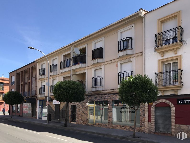 Local en venta en Calle Torrejón, 29, Parla, Madrid, 28980 con ventana, edificio, cielo, luz de la calle, planta, accesorio, diseño urbano, barrio, área residencial y propiedad material alrededor