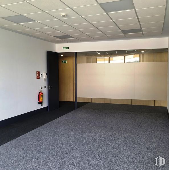 Office for sale at Calle María Tubau, Fuencarral - El Pardo, Madrid, 28049 with flooring, floor, ceiling, interior design, composite material, door, glass, tile flooring, tile and transparency around