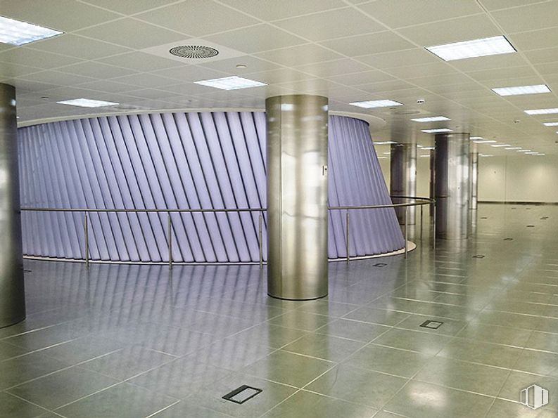 Oficina en alquiler en Zona CBD, Tetuán, Madrid, 28020 con lámpara, edificio, accesorio, interiorismo, suelos, suelo, vidrio, suelo de baldosas, material compuesto y techo alrededor