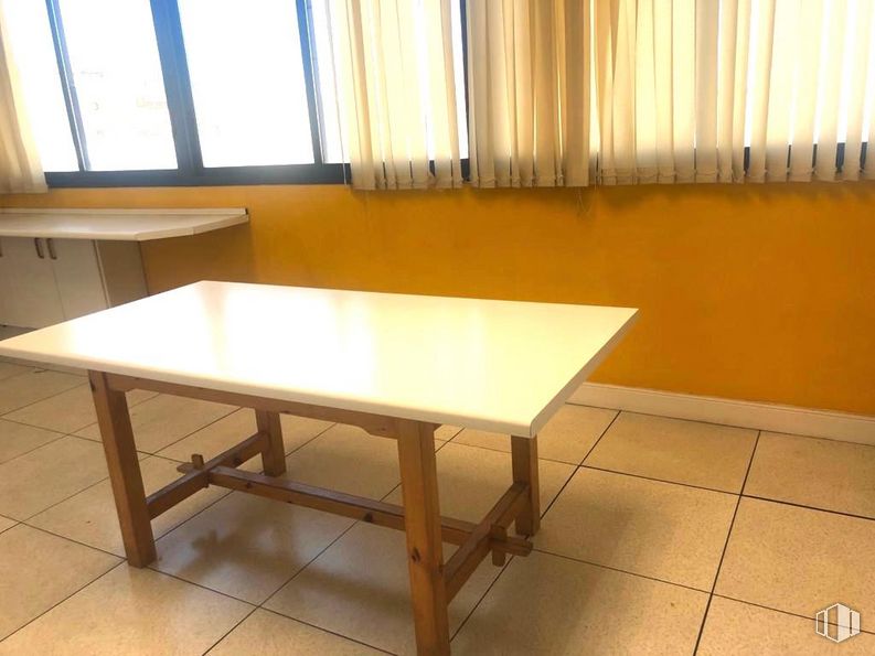 Oficina en venta en Calle Julián Camarillo, San Blas - Canillejas, Madrid, 28037 con mesa, ventana, mueble, madera, rectángulo, suelos, interiorismo, suelo, tinte para madera y pared alrededor