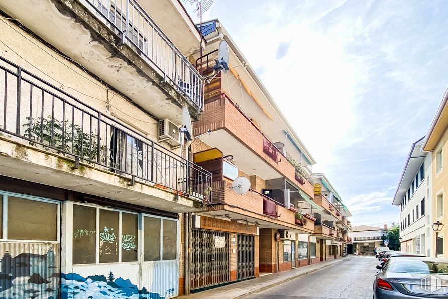 Retail for rent at Calle Jose Vicente Muñoz, 9, Torrelodones, Madrid, 28250 with car, building, sky, cloud, infrastructure, vehicle, window, urban design, road surface and neighbourhood around