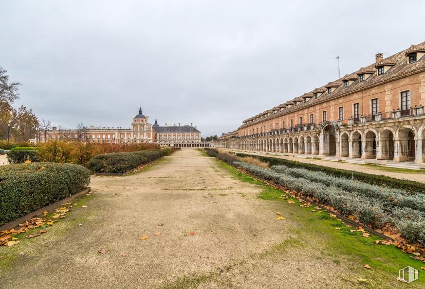 Industrial for sale at Calle Valeras, 2, Aranjuez, Madrid, 28300 with building, plant, sky, cloud, window, tree, grass, house, city and landscape around