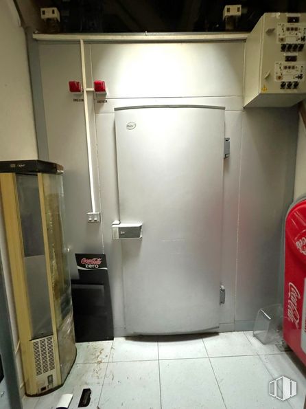 Retail for rent at Zona Nueva España, Villanueva de la Torre, Guadalajara, 19209 with refrigerator, home appliance, fixture, building, floor, flooring, gas, machine, carbonated soft drinks and major appliance around