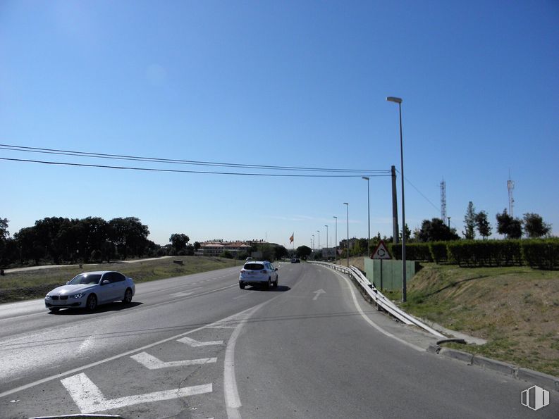 Suelo en alquiler en El Encinar, Boadilla del Monte, Madrid, 28660 con coche, cielo, neumático, vehículo, rueda, vehículo motorizado, luz de la calle, infraestructura, planta y superficie de carretera alrededor