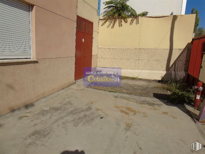 Industrial for sale at Calle Lepanto, Guadalajara, 19004 with window blind, plant, road surface, asphalt, window, shade, building, tree, house and brickwork around