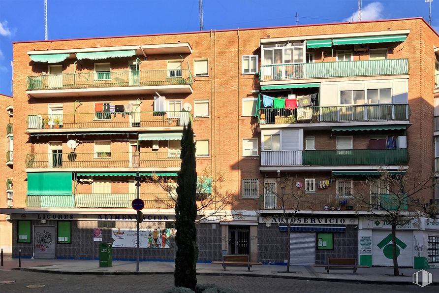 Local en venta en Calle Espada, 9, Alcorcón, Madrid, 28921 con edificio, cielo, ventana, accesorio, diseño urbano, condominio, área residencial, fachada, edificio comercial y bloque de torre alrededor