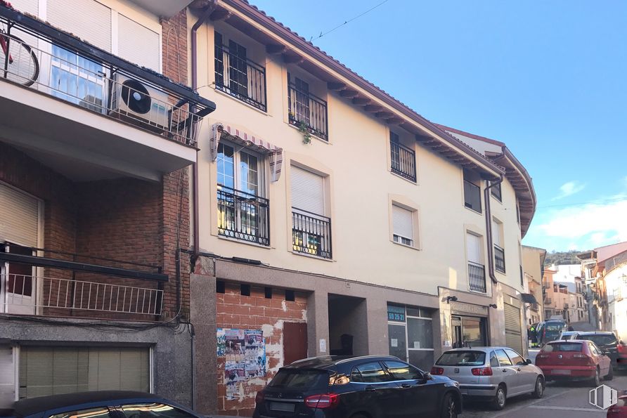 Retail for sale & for rent at Calle Mayor, 42, Valdilecha, Madrid, 28511 with car, window, building, sky, land vehicle, wheel, tire, property, vehicle and cloud around