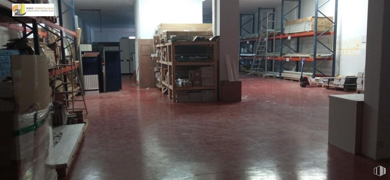 Nave en alquiler y venta en Zona industrial, Fuenlabrada, Madrid, 28942 con mueble, madera, suelos, suelo, madera dura, estantería, publicación, hall, estante y barniz alrededor