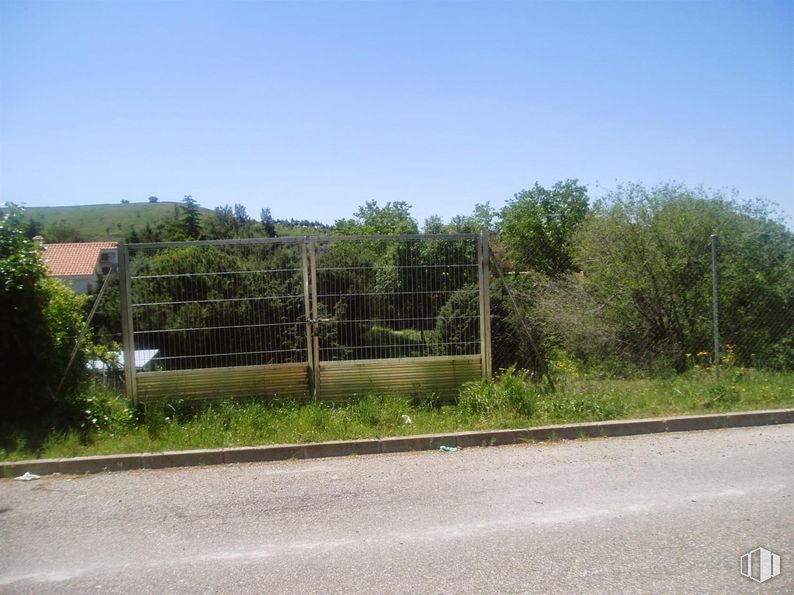 Suelo en venta en Avenida Varsovia, 60, El Casar, Guadalajara, 19170 con cielo, planta, valla, superficie de la carretera, asfalto, árbol, hierba, vallado de viviendas, carretera y paisaje alrededor