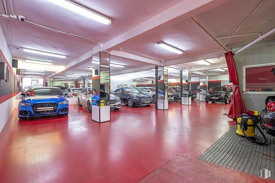 Retail for sale at Calle López Mezquía, 9, Carabanchel, Madrid, 28019 with car, light fixture, wheel, lighting, automotive parking light, tire, vehicle, automotive lighting, building and automotive design around