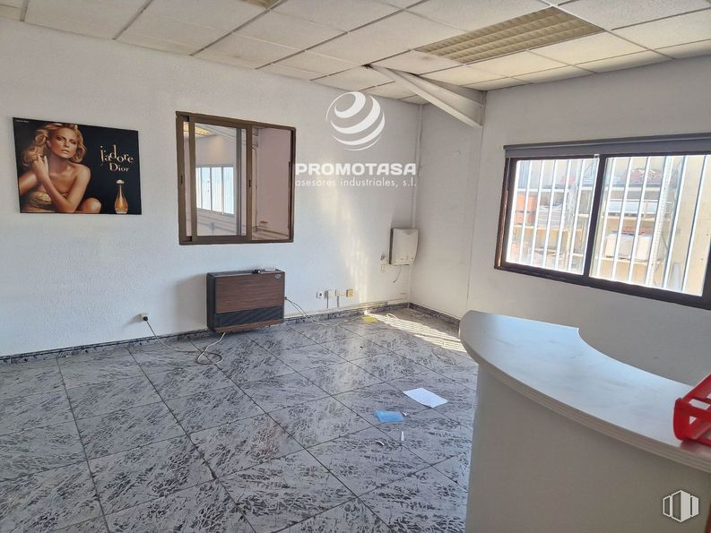 Industrial for rent at Zona industrial, Rivas-Vaciamadrid, Madrid, 28529 with window, person, flooring, floor, ceiling, interior design, apartment, hall, tile flooring and loft around