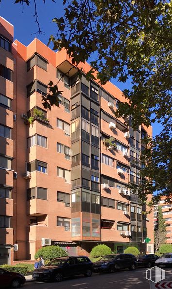 Retail for sale at Calle Puerto Serrano, 3, Arganzuela, Madrid, 28045 with car, building, sky, plant, daytime, property, window, tower block, tree and condominium around