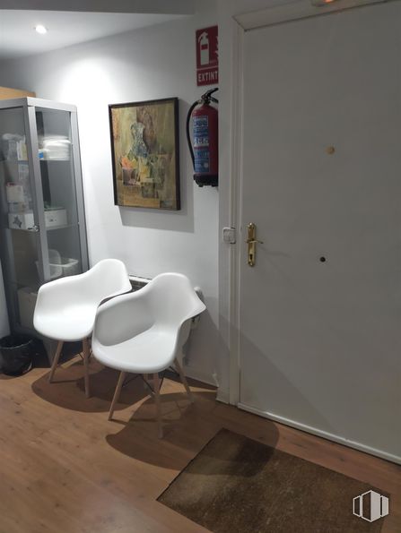 Local en venta en Calle José Arcones Gil, Ciudad Lineal, Madrid, 28017 con silla, puerta, marco, edificio, casa, madera, suelo, suelos, madera dura y escayola alrededor