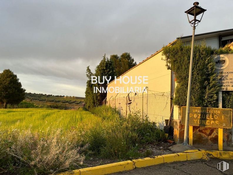 Land for sale at Urbanizaciones, Yuncos, Toledo, 45210 with building, sky, plant, cloud, street light, leaf, tree, sunlight, land lot and yellow around