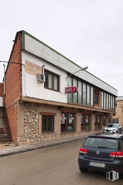 Retail for rent at Camino Toboso, 3, Quintanar de la Orden, Toledo, 45800 with car, window, building, vehicle, automotive tail & brake light, sky, automotive lighting, vehicle registration plate, asphalt and plant around