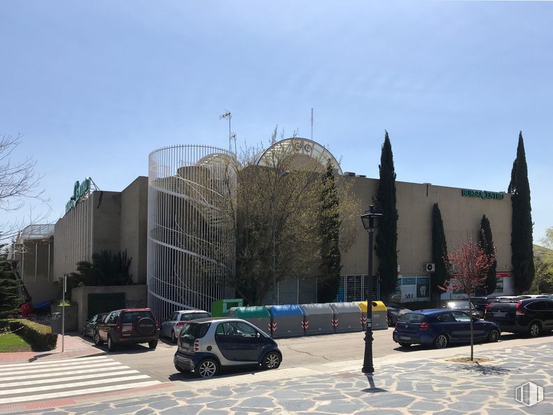 Local en venta en C.C. BurgoCentro I, Comunidad de Madrid, 41, Las Rozas de Madrid, Madrid, 28230 con coche, edificio, rueda, cielo, vehículo terrestre, neumático, vehículo, planta, árbol y luz de la calle alrededor