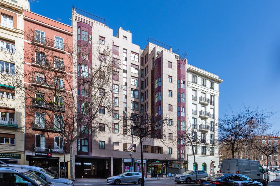 Retail for rent at Calle Alberto Aguilera, 4, Chamberí, Madrid, 28015 with car, building, van, sky, window, wheel, blue, infrastructure, vehicle and tire around