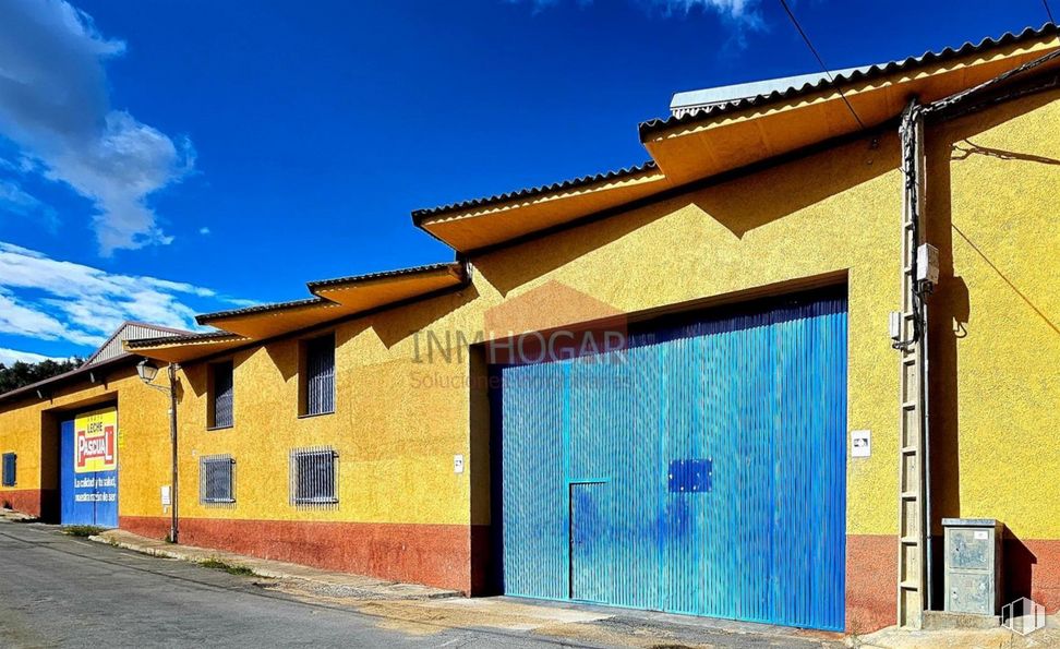 Industrial for sale at Zona industrial, Burgohondo, Ávila, 05113 with sky, colorfulness, cloud, building, blue, azure, road surface, plant, wood and door around