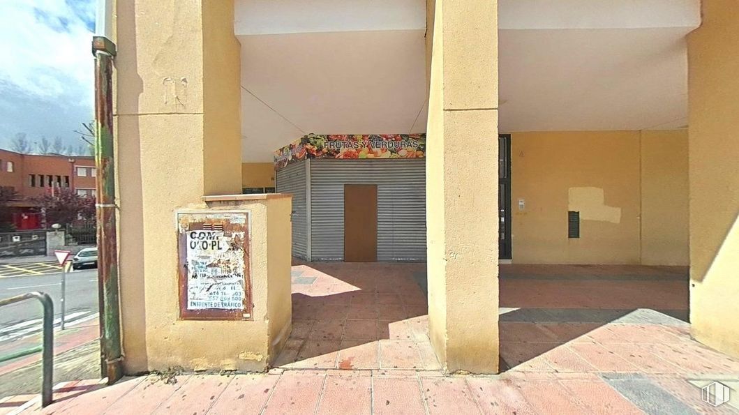 Local en venta en Plaza Colón, Arganda del Rey, Madrid, 28500 con madera, sombra, pared, puerta, edificio, tintes y matices, fachada, arte, superficie de la carretera y suelos alrededor