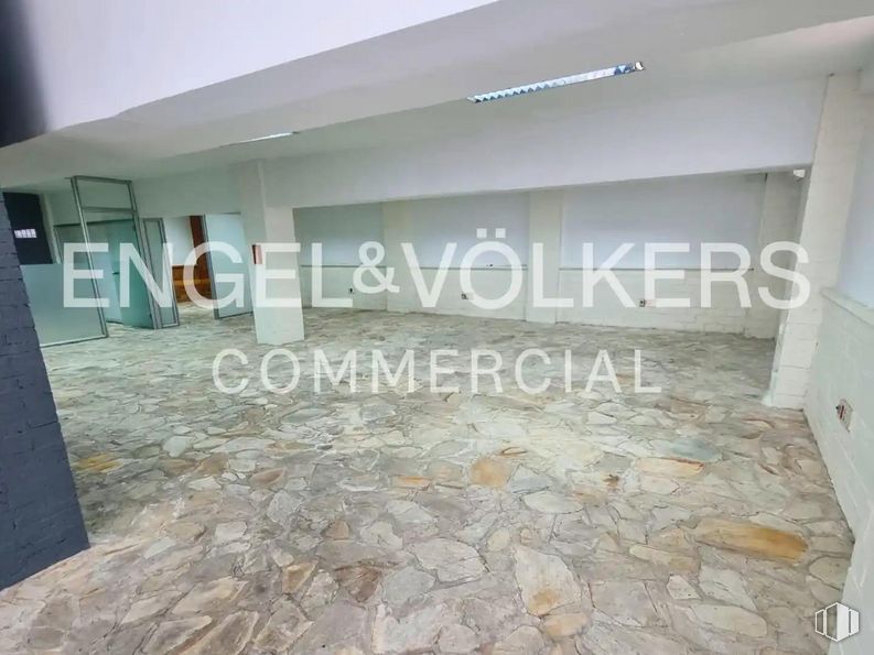 Retail for sale & for rent at Calle Ramón Fort, Ciudad Lineal, Madrid, 28033 with lighting, wood, fixture, font, floor, flooring, composite material, concrete, building material and ceiling around