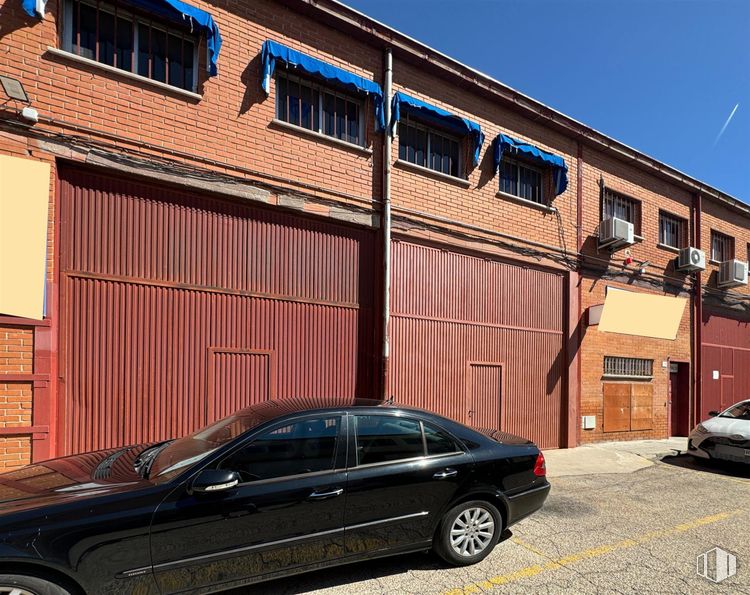 Nave en alquiler y venta en Zona industrial, Alcobendas, Madrid, 28100 con coche, ventana, neumático, iluminación del automóvil, luz de estacionamiento, exterior del automóvil, puerta del coche, coche personal de lujo, aparcamiento y vehículo de lujo alrededor