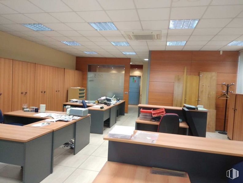 Industrial for rent at Calle Gamonal, Villa de Vallecas, Madrid, 28031 with desk, table, furniture, building, office chair, interior design, floor, flooring, chair and office supplies around